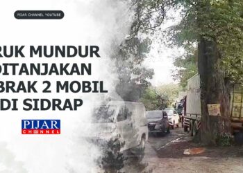 Truk Mundur Ditanjakan Tabrak 2 Mobil di Sidrap
