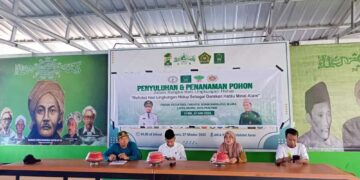 KPH Bila Sidrap Tanam 100 Bibit Pohon di Ponpes Zubdatul Asrar NU Parepare
