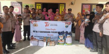Sambut HUT Bhayangkara, Polsek Cempa Beri Bantuan Warga Terdampak Stunting