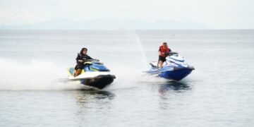 Libur Lebaran, Taufan Pawe dan Istri Nikmati Wisata Pantai Lowita