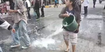 Dinilai Mengganggu, Emak-emak Coba Hentikan Aksi Demonstrasi Mahasiswa