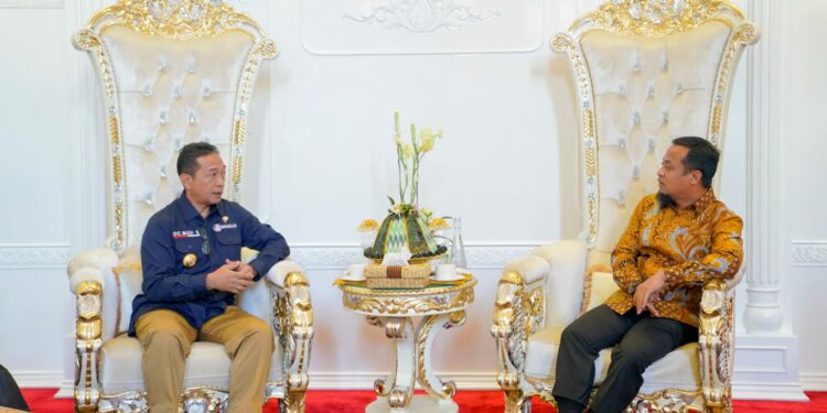 Gubernur Sulsel Andi Sudirman Sulaiman menerima kunjungan Kepala Kantor Zona Tengah Badan Keamanan Laut Republik Indonesia (Bakamla RI), Laksma Bakamla Octavianus Budi Santoso di Rumah Jabatan Gubernur Sulsel, Kamis (8/6/2023)