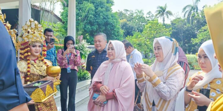 - Ketua Tim Penggerak (TP) PKK Kota Parepare, Hj Erna Rasyid Taufan bersama rombongan tiba di Palembang, Selasa (6/6/2023)