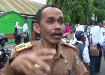 Kepala Dinas Pendidikan Kota Parepare, Arifuddin Idris membuka gerbang yang disegel