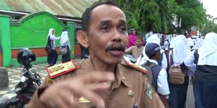 Kepala Dinas Pendidikan Kota Parepare, Arifuddin Idris membuka gerbang yang disegel