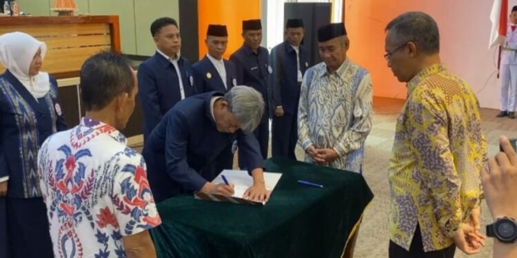 Asisten III Pemerintah Kota Eko W Ariyadi melantik pengurus Dewan Pendidikan Kota Parepare periode 2021-2026