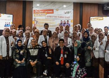 Foto bersama Tim Akreditasi Usai Penyambutan di Aula RSUD Andi Makkasau, (Faizal Lupphy/PijarNews)