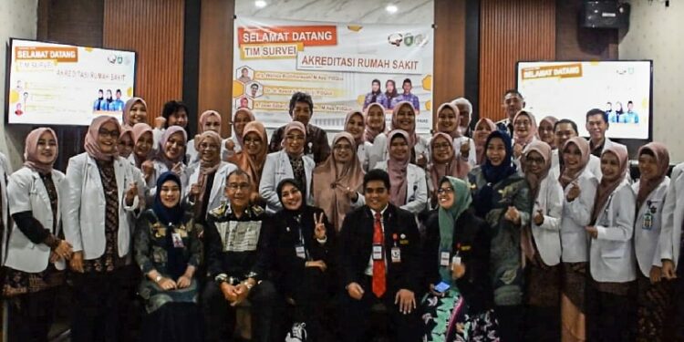 Foto bersama Tim Akreditasi Usai Penyambutan di Aula RSUD Andi Makkasau, (Faizal Lupphy/PijarNews)