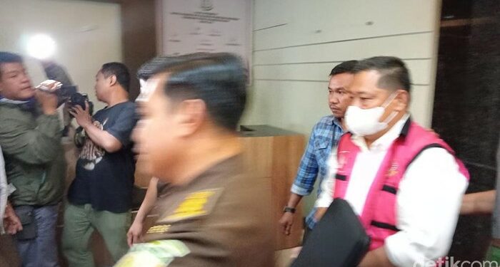 Mantan Direktur Utama PDAM Makassar Hamzah Ahmad saat ditahan Kejaksaan Tinggi Sulawesi Selatan terkait kasus korupsi PDAM Makassar Rp 19 miliar. Foto: detikSulsel/Alfiandis