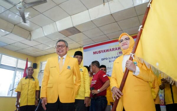 Taufan Pawe Lantik  Liestiaty Nurdin Jadi Ketua Golkar Bantaeng di Kantor Golkar Bantaeng, Kamis (4/5/2023).