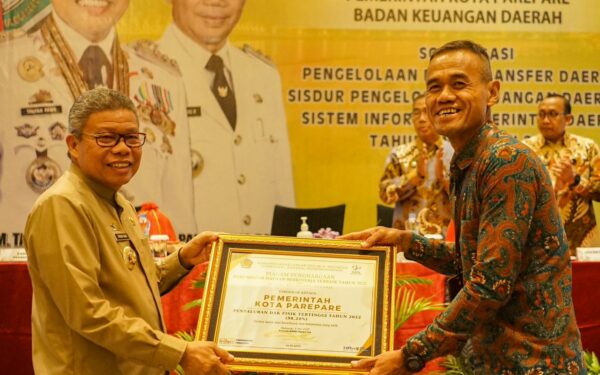 Taufan Pawe Terima Penghargaan Kementerian Keuangan di Hotel Novotel, Kota Makassar, Jumat (5/5/2023).