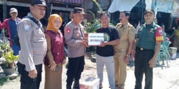 Polres Pinrang Bantu Warga Terdampak Puting Beliung
