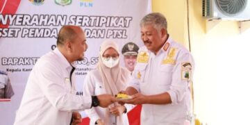 BPN Serahkan Sertifikat Asset Pemkab Pinrang