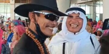 Pulang Dari Tanah Suci, Jamaah Haji Asal Pinrang Ini Tampil Beda