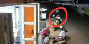 “Weh-weh”, Dua Helm Depan Toko Counter HP Parepare dalam Sekejap Raib