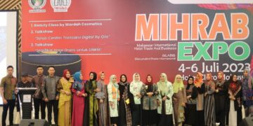 Baju Rancangan Erna Rasyid  Dipamerkan di Hadapan Saudagar Muslim se-Indonesia