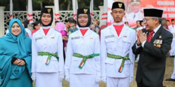 Ortu Tidak Hadir,  Taufan Pawe dan Erna Rasyid Jadi Pendamping Tiga Anggota Paskibraka