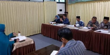 Presentasikan Kepemimpinan Politik, Erna Rasyid Taufan Ujian Disertasi Doktor di Umpar