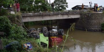Mobil Truk di Pinrang Terjun ke Sungai