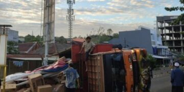Truk Pengangkut Perabotan hingga Beras Terguling di Parepare