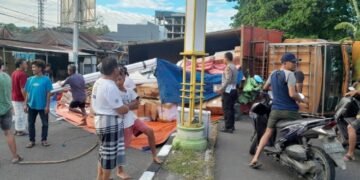 Polisi Ungkap Dugaan Penyebab Truk Muatan Perabotan dan Beras Terguling di Parepare
