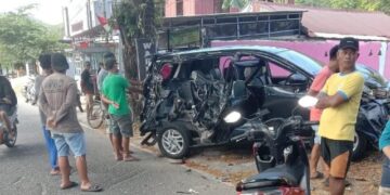 Truk Seruduk Avanza Parkir di Barru