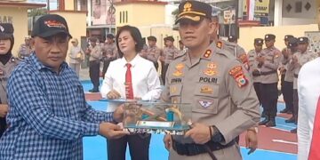 Kapolres Sidrap Terima Badik dari Forum Peduli Mustad’afin