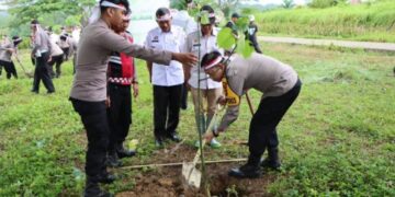 Polres Enrekang Tanam Ribuan Pohon di Kebun Raya
