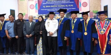 Raih Gelar Doktor, Taufan Pawe Bangga Pada Sang Istri