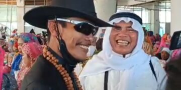 Tampil Nyentrik Bak Koboi Arab, Jemaah Haji Pinrang Ini Curi Perhatian