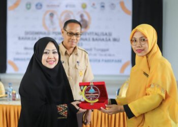 Komitmen Gerakkan Pelestarian Bahasa Daerah, Erna Rasyid Taufan Dianugerahi Penghargaan
