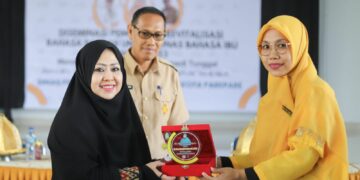 Komitmen Gerakkan Pelestarian Bahasa Daerah, Erna Rasyid Taufan Dianugerahi Penghargaan