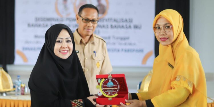 Penghargaan  diberikan kepada Erna Rasyid Taufan pada kegiatan Diseminasi Pemodelan Revitalisasi Bahasa Daerah yang digelar di Balai Ainun Parepare, Sabtu, (5/8/2023)