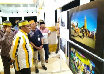 Bupati Bone, Andi Fahsar Mahdin Padjalangi menyambangi  pameran foto Festival Tanjung Pallette, di podium Lapangan Merdeka, Selasa (2/8/2023) malam lalu