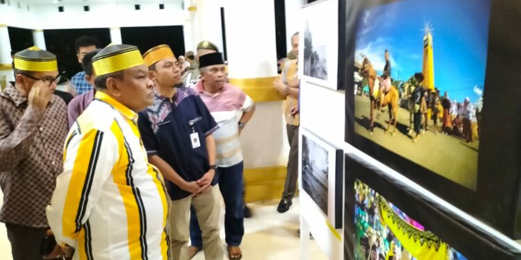 Bupati Bone, Andi Fahsar Mahdin Padjalangi menyambangi  pameran foto Festival Tanjung Pallette, di podium Lapangan Merdeka, Selasa (2/8/2023) malam lalu