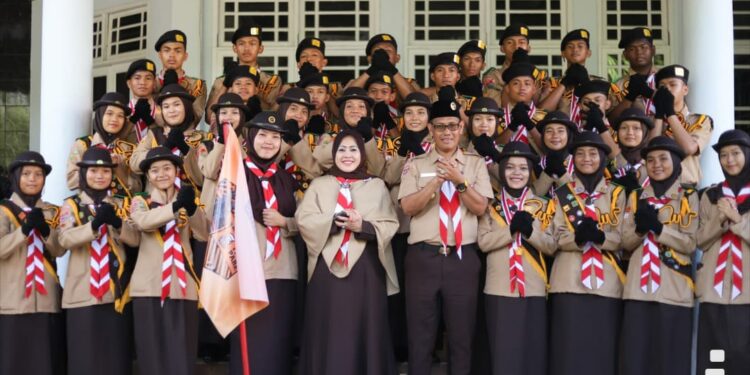 Ketua Kwartir Cabang Gerakan Pramuka Kota Parepare, Hj Erna Rasyid Taufan melepas resmi kontingen peserta Raimuna Nasional ke-12 Parepare, di Rumah Jabatan Wali Kota Parepare, Sabtu (5/8/2023)