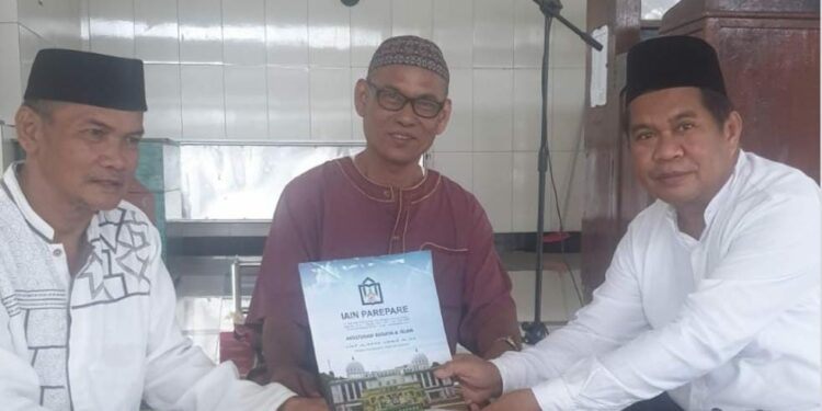 Kepala Biro AUAK IAIN Parepare, H. Muhdin menemui H. Muh. Rasyid Ridha di pondok pesantren Manahilil Ulum Addariyah Kaballangan, Jumat (4/8/2023)