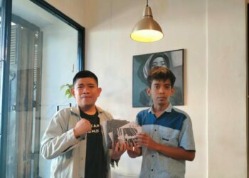 Achmad Zulfikar, Direktur Eksekutif IPOLSS saat Serah Terima Doorprize Diskusi Pre-Launching "Rayuan Pulau Buatan: Ekonomi Politik Reklamasi Pesisir Makassar" karya Babra Kamal di Warkop Kopi Break, Pettarani, Selasa (8/8/2023)