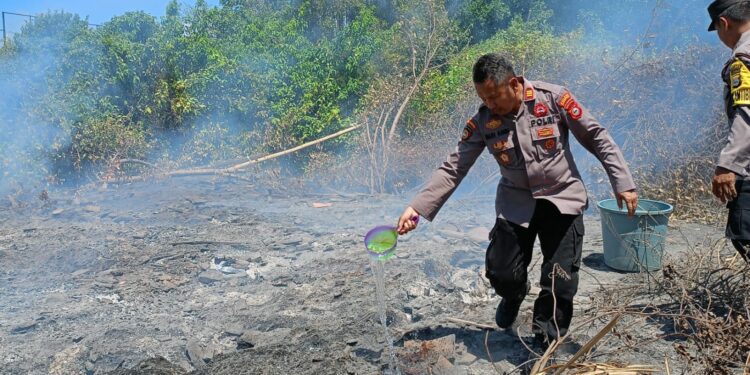 Personel Polsek Soreang, Kota Parepare, Sulawesi Selatan (Sulsel), berjibaku memadamkan si jago merah di salah satu lahan masyarakat yang ada di Jalan Petta Unga, Tanggul Cempae, Kecamatan Soreang, Kota Parepare, Selasa (8/8/2023)