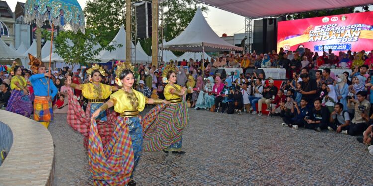 Ribuan peserta defile dari 24 kabupaten kota di Sulawesi Selatan dan sejumlah organisasi wanita meramaikan Expo Dewan Kerajinan Nasional Daerah (Dekranasda) Kreatif Andalan 2023 di RTH Callaccu, Kabupaten Wajo, Rabu (9/8/2023)