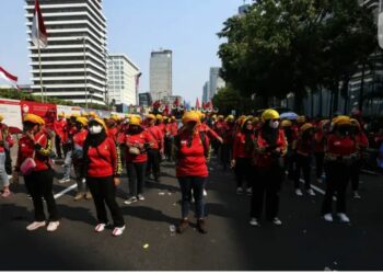 --Massa buruh yang tergabung dalam Konfederasi Serikat Pekerja Seluruh Indonesia (KSPSI) menggelar aksi demo buruh, Kamis (10/8/2023) kemarin.   (Foto: liputan6.com)