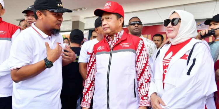 Mendagri Tito Karnavian didampingi Gubernur Sulsel, Andi Sudirman Sulaiman melepas peserta Anti Mager 10 Tahun Program Keluarga Harapan (PKH) Bulukumba, Sabtu (12/8/2023)