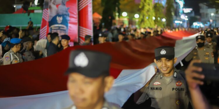 Bendera merah putih sepanjang 78 meter terbentang menandai lomba gerak jalan dan drumband perayaan HUT RI di Alun-alun Kota Parepare, Lapangan Andi Makkasau, Jalan Karaeng Burane, Kecamatan Ujung, Kota Parepare, Sulsel, Sabtu (12/8/2023) malam