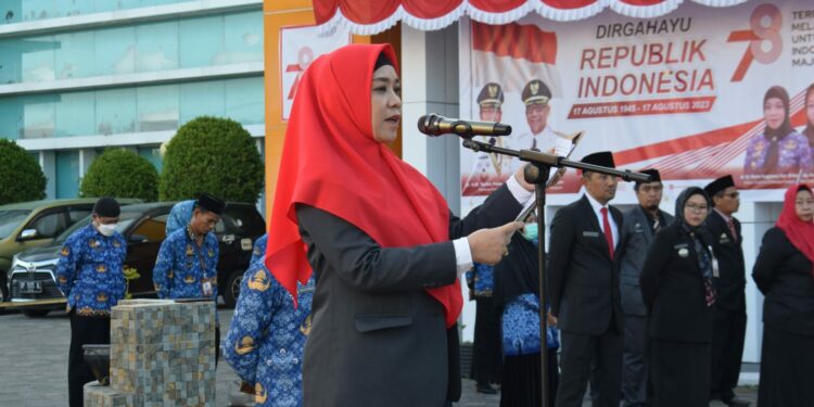 Direktur RSUD Andi Makkasau Parepare, dr. Renny Anggraini Sari memimpin upacara HUT Kemerdekaan RI ke-78, Kamis (17/8/2023)