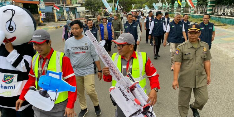 Pj Sekda Provinsi Sulsel Andi Muhammad Arsjad bersama Bupati Pinrang Irwan Hamid melepas peserta Jalan Santai dalam rangka memperingati Hari Pengendalian Nyamuk Nasional (HPN) Ke - 7, di halaman Kantor Bupati Pinrang, Sabtu (19/8/2023)