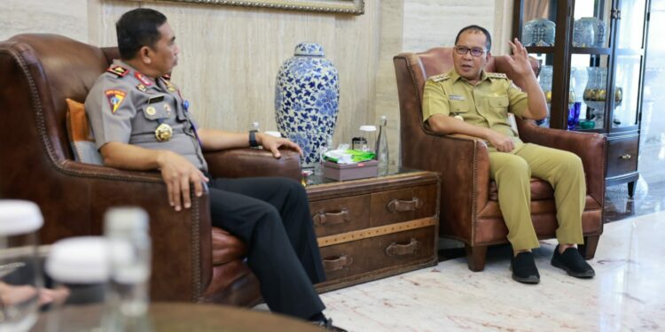 Wali Kota Makassar, Danny Pomanto berbagi cerita soal problem sosial di Makassar di hadapan Kepala BNN Sulsel, Guru Ahmad, di kediaman pribadi wali kota, Selasa (22/8/2023)