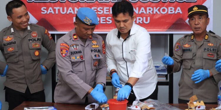 Satuan Reserse Narkoba Polres Barru melakukan pemusnahan barang bukti kasus narkoba yang putusan perkaranya dilakukan secara restorative justice pada Senin (21/8/2023)