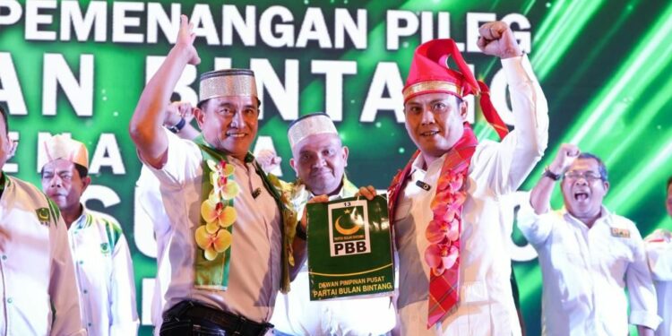 Yusril Ihza Mahendra bersama Sekjen PBB  Afriansyah Noor  (tengah) dan Ketua DPD Gerindra Sulsel Andi Iwan Darmawan Aras