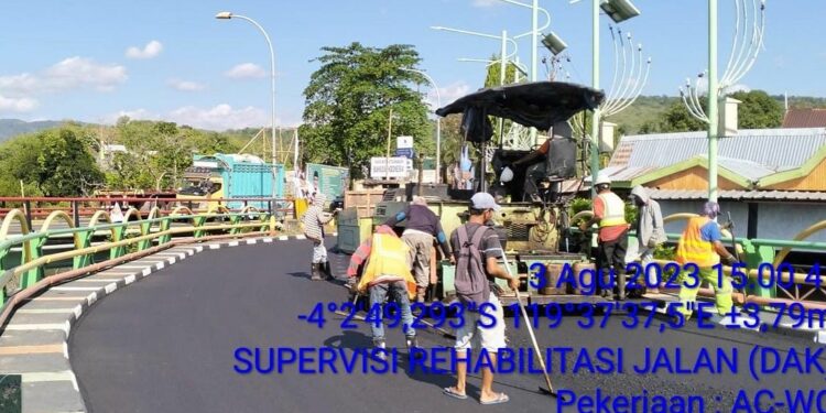 Pemerintah Kota Parepare melalui Dinas Pekerjaan Umum dan Penataan Ruang (PUPR) terus bergerak membenahi infrastruktur jalan