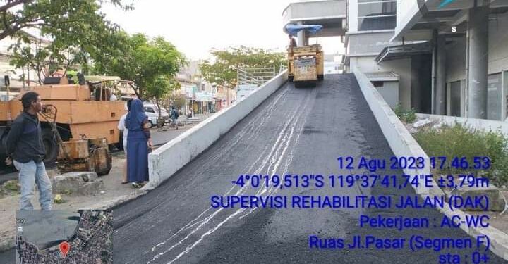 Melalui Dinas PUPR, Pemkot Parepare kini melakukan perbaikan drainase dan pengaspalan di Pasar Rakyat Lakessi